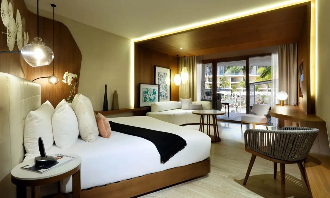 TRS-Coral-Hotel-Junior-Suite-swim-up-beachfront-ocean-vie4