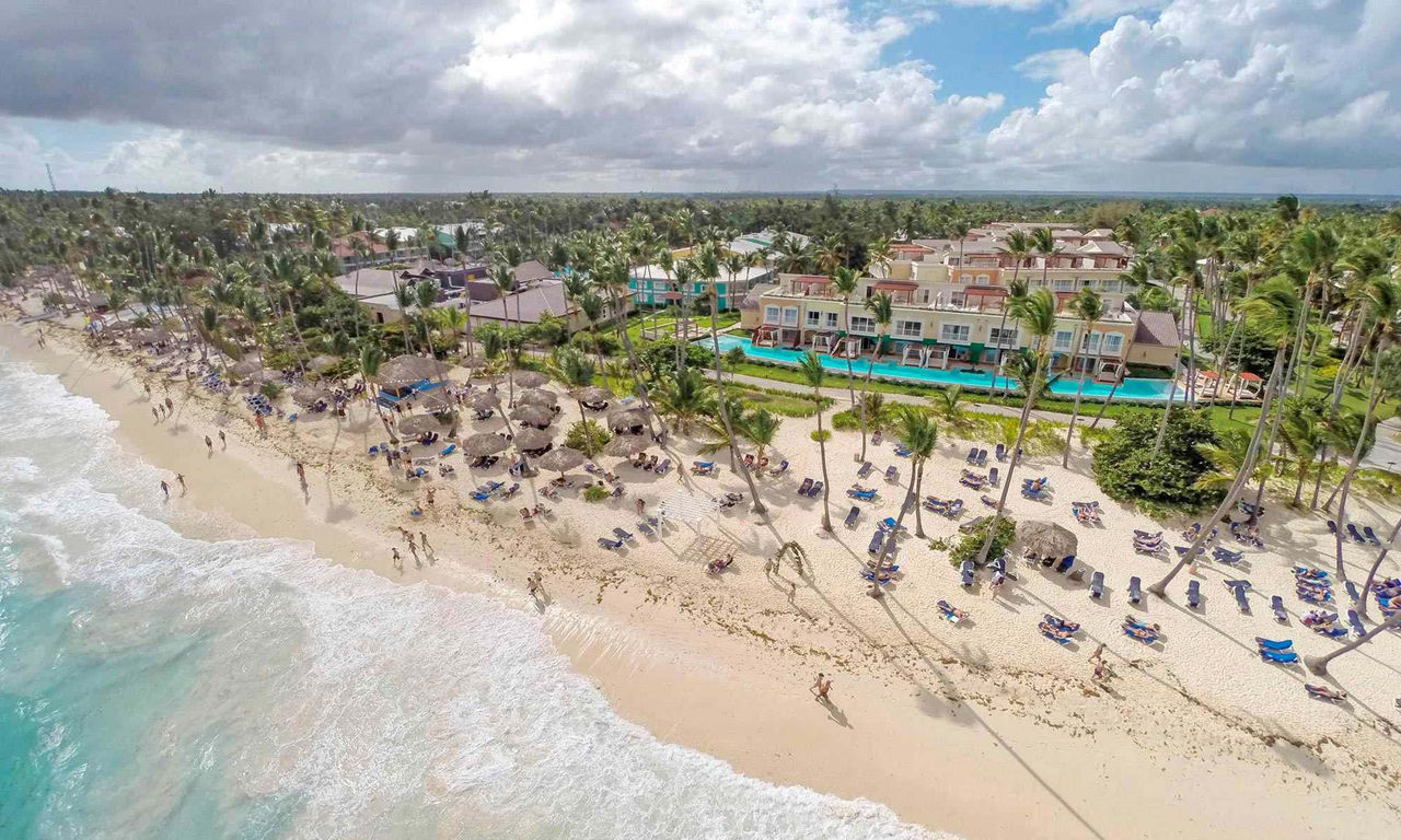 Grand-Palladium-Bavaro-Suites-Resort-Spa_Vista-piscina-swim-up-desde-la-playa