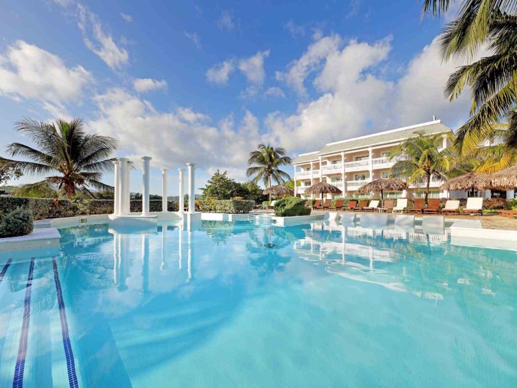 GP-Lady-Hamilton-Coral-pool3-1-1